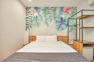 um quarto com uma cama e um mural de flores em Bin Bin Hotel 2 - Near Him Lam D7 em Ho Chi Minh