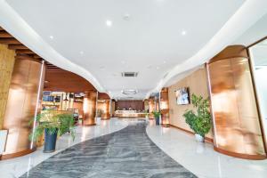 un pasillo con plantas en un edificio en International Hotel in Ulaanbaatar, en Ulán Bator