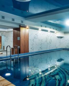 包爾弗伊的住宿－Hotel Inju，在酒店房间的一个大型游泳池
