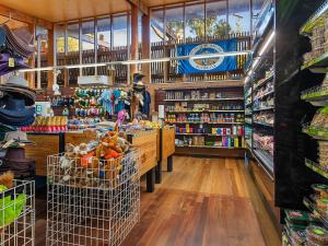 Supermarket nebo jiné obchody v  hotelu nebo okolí