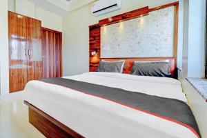 1 dormitorio con cama grande y ventana grande en Hotel Tejesvi, en Jaipur
