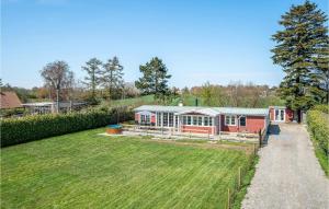 un jardín con invernadero y una casa en Beautiful Home In Prst With House Sea View en Stavreby