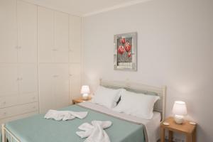 um quarto com uma cama com toalhas em Iliana's House em Zipárion