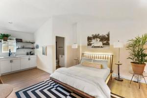 Voodi või voodid majutusasutuse Mokuhonu Studio suite. hōʻoluʻolu toas
