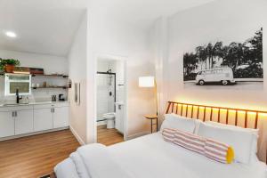 Voodi või voodid majutusasutuse Mokuhonu Studio suite. hōʻoluʻolu toas