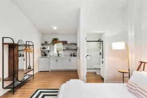 Voodi või voodid majutusasutuse Mokuhonu Studio suite. hōʻoluʻolu toas