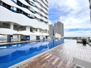 ein Pool auf dem Dach eines Gebäudes in der Unterkunft Grand Suite @ The Wave Residence-Cozy 2-BR Retreat: AC, Street Views & Games in Malakka