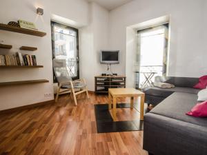 ein Wohnzimmer mit einem Sofa und einem Tisch in der Unterkunft Appartement Chamonix-Mont-Blanc, 2 pièces, 4 personnes - FR-1-343-165 in Chamonix-Mont-Blanc