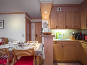 Kuchyňa alebo kuchynka v ubytovaní Appartement 3 étoiles proche des pistes à Chamonix avec parking - FR-1-343-163
