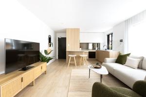 sala de estar con sofá y mesa en Kahlo Bondi - Luxury Escape - 1 Bedroom Furnished Apartments en Sídney