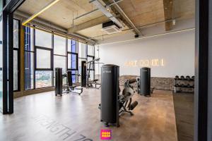 un gimnasio con cintas de correr y equipos de ejercicio en Millerz Square Mana-Mana Suite, en Kuala Lumpur