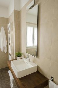 La salle de bains est pourvue d'un lavabo blanc et d'un miroir. dans l'établissement Ca' degli Armati, à Noale