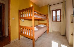 1 dormitorio con 2 literas en una habitación en Nice Apartment In Carcheto Brustico With House A Mountain View, en Carcheto