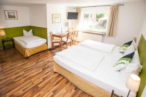 Postel nebo postele na pokoji v ubytování Hotel Im Tannengrund + 37 fotografií