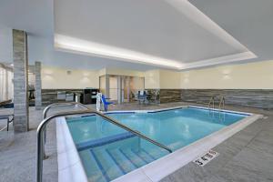 una grande piscina coperta in una camera d'albergo di Fairfield Inn & Suites by Marriott Milwaukee Brookfield a Brookfield