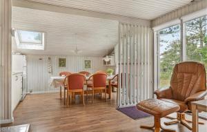 Ålbækにある3 Bedroom Stunning Home In lbkのダイニングルーム(テーブル、椅子付)