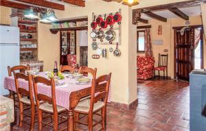 a kitchen and dining room with a table and chairs at Alojamiento Rural El Chico in Arenas del Rey