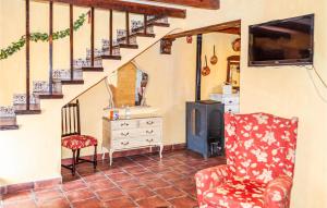 Sala de estar con sofá, TV y escaleras en Alojamiento Rural El Chico en Arenas del Rey