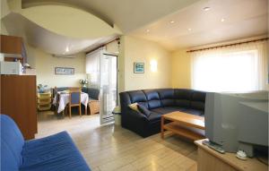 sala de estar con sofá y comedor en 2 Bedroom Lovely Apartment In Labin, en Ravni