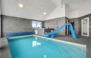 einen Pool mit blauer Rutsche im Bad in der Unterkunft Nice Home In Bogense With Wifi in Bogense