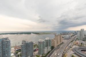 eine Luftansicht einer Stadt mit hohen Gebäuden in der Unterkunft Cloud 9 in Downtown Toronto in Toronto