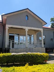 dom z werandą i kolumnami w obiekcie Ignite guest and apartment w mieście Rubavu