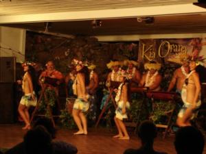 Un groupe de personnes en costumes sur scène dans l'établissement Absolute Beachfront - A Slice of Paradise!, à Rarotonga