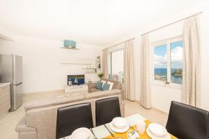 - un salon avec un canapé et une table dans l'établissement Hillock Residence Apartments, à Marsalforn