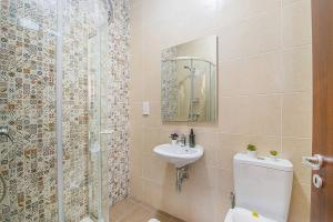 A bathroom at Hillock Residence Apartments