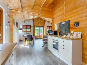 a kitchen and dining room in a log cabin at The Willows in Glencoe