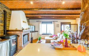 A kitchen or kitchenette at 3 Bedroom Amazing Home In El Gastor