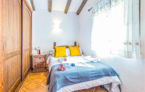 A bed or beds in a room at 3 Bedroom Amazing Home In El Gastor