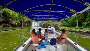 un grupo de personas sentadas en un barco en el agua en LUV TOURS, en Centre de Flacq