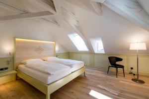 Rúm í herbergi á Hotel Krone Speicher