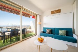 Posezení v ubytování La Grande Palmeraie - Spacieux studio avec vue mer, terrasse, port de Garavan