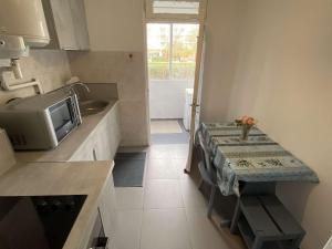 Kuchyňa alebo kuchynka v ubytovaní Appartement 3 pièces, 6 couchages, parking, proche plage et commerces, Fréjus - FR-1-226A-152