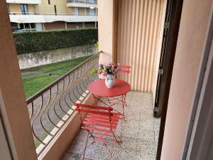 Balkón alebo terasa v ubytovaní Appartement 3 pièces, 6 couchages, parking, proche plage et commerces, Fréjus - FR-1-226A-152
