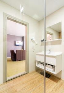 y baño con lavabo y espejo. en International Hotel in Ulaanbaatar en Ulán Bator