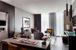 A seating area at Toronto Marriott Markham