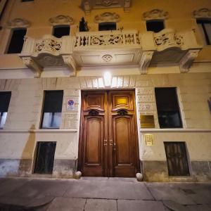 een gebouw met een houten deur aan de voorzijde bij Casa Vittoria in Turijn