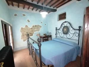 1 dormitorio con 1 cama en una habitación con paredes azules en Agriturismo La Poderina, en Bagno Vignoni 37 fotos más