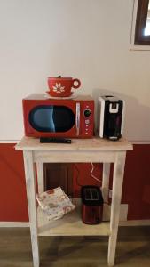 un microondas sobre una mesa pequeña en Agriturismo La Poderina, en Bagno Vignoni