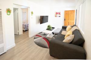 a living room with a couch and a table at Cozy Koreatown/Hollywood 2 Bedroom in Los Angeles