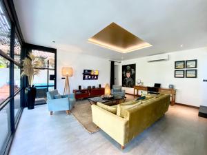 Posezení v ubytování Karmagali Suites Adults only & Private Pool Family Villas