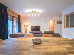 a living room with a wooden table and chairs at Appartement Valmorel, 3 pièces, 7 personnes - FR-1-356-415 in Valmorel