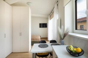 Il comprend une cuisine et un salon avec une table et des chaises. dans l'établissement Leonardo Studio Apartments In City Center, à Riga