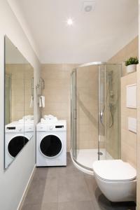 La salle de bains est pourvue d'un lave-linge et de toilettes. dans l'établissement Leonardo Studio Apartments In City Center, à Riga