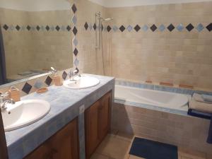 a bathroom with two sinks and a bath tub at Mas de Chassole Les Gîtes de l'Aurore in Ongles +52 photos