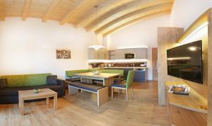 - un salon avec un canapé et une table dans l'établissement Tarlack Appartements Hütten 1a, à Leogang