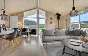 ロンストラップにあるNice Home In Hjrring With 3 Bedrooms, Sauna And Wifiのリビングルーム(ソファ、テーブル付)